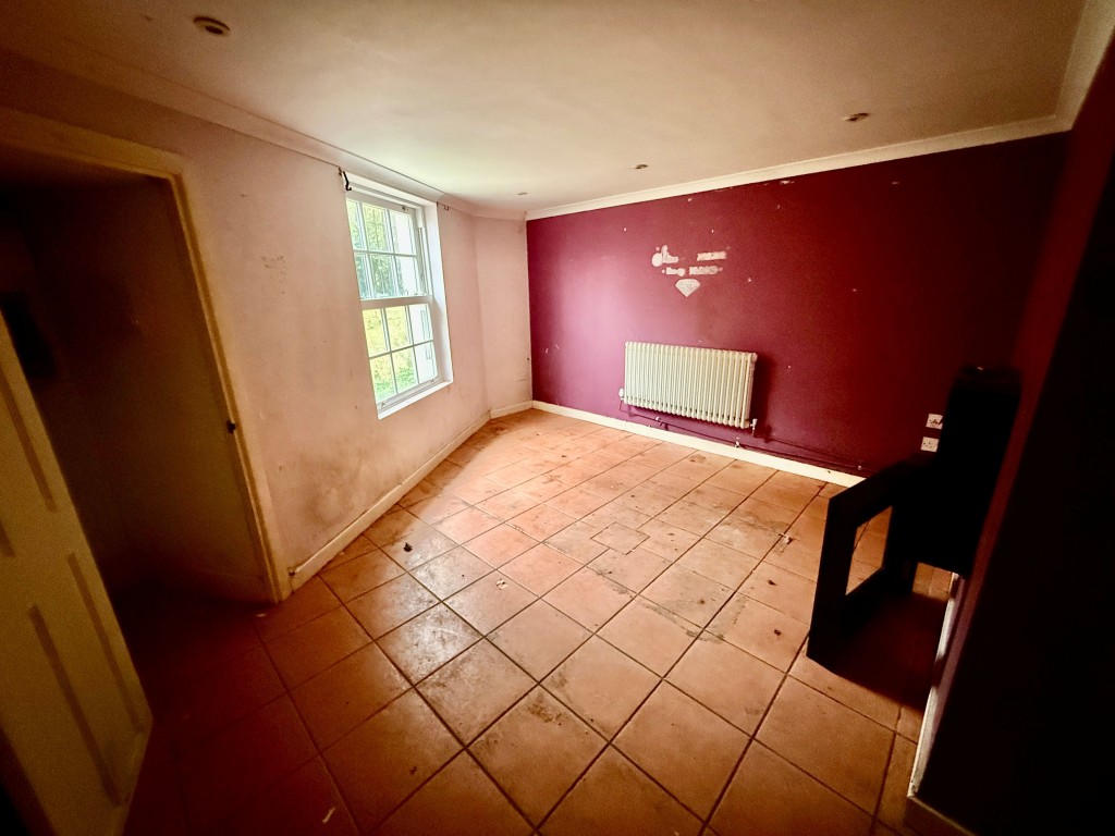 Lot: 111 - THREE-BEDROOM DETACHED HOUSE FOR REFURBISHMENT - Dining room